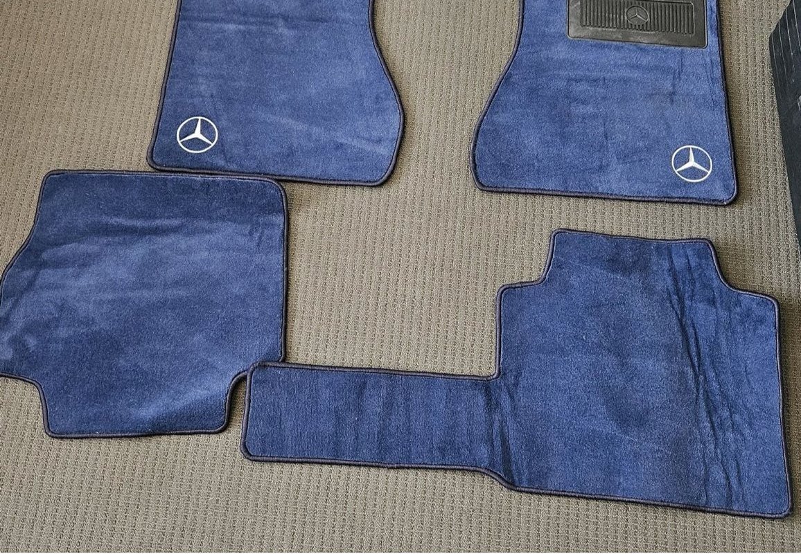 Custom navy carpet floor mats W108/W109 like new