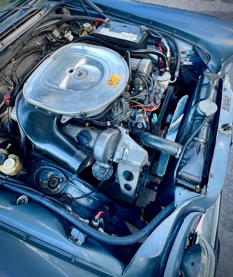 W111 V8 engine bay