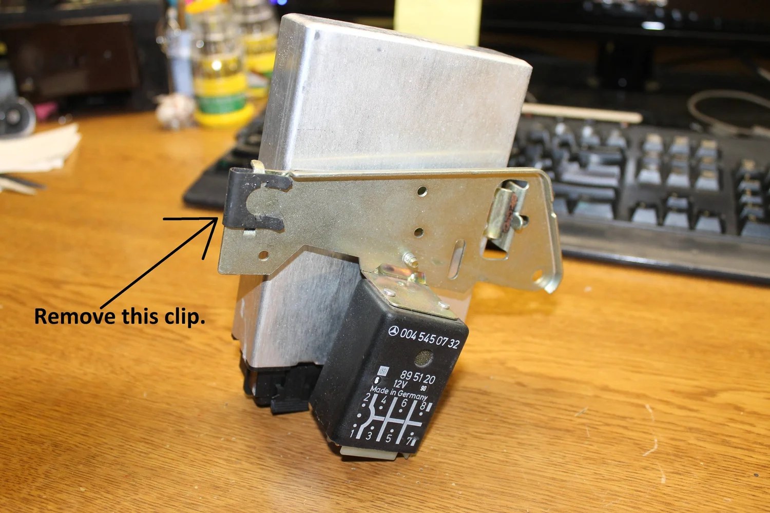 W126 cruise control amplifier mounting bracket
