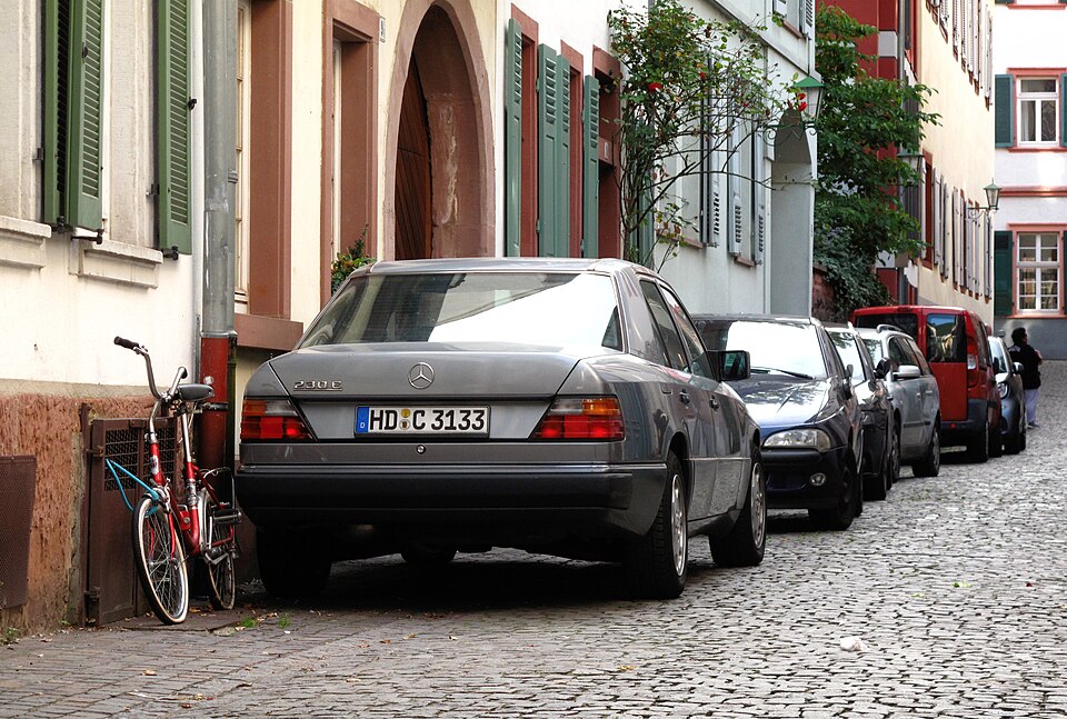 1988 Mercedes-Benz 230E Auto white