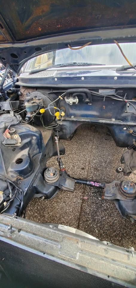 280CE empty engine bay