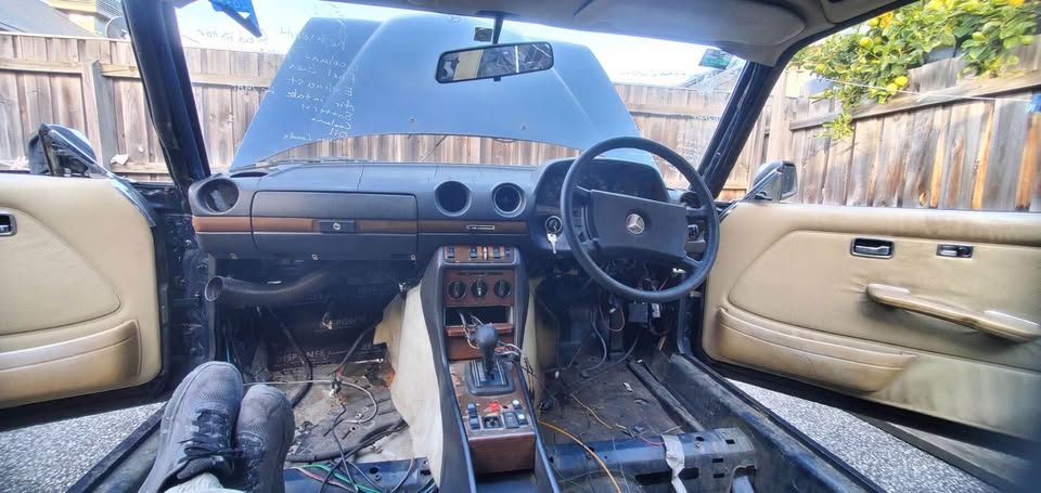 280CE interior with dash partially out