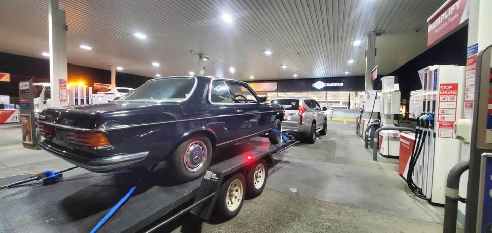 280CE at servo at night